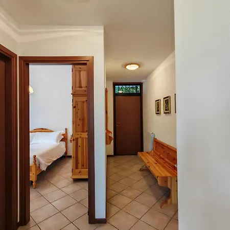 Flora Lakeview Apartman *